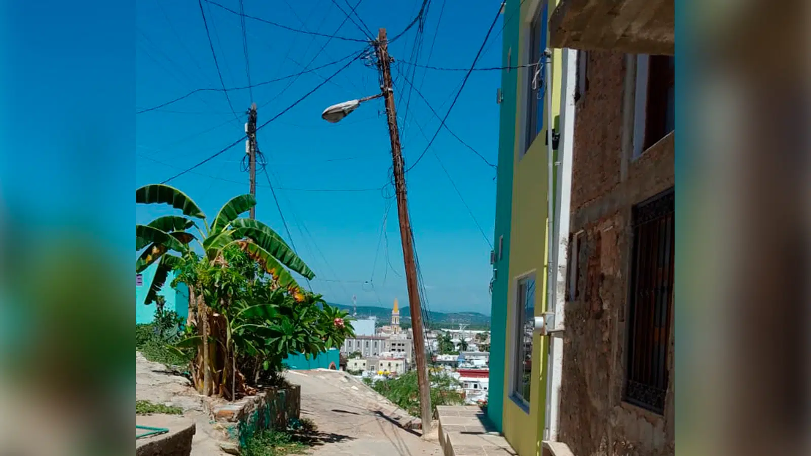 Vecinos del Cerro de la Nevería temen daños por poste que se está inclinando