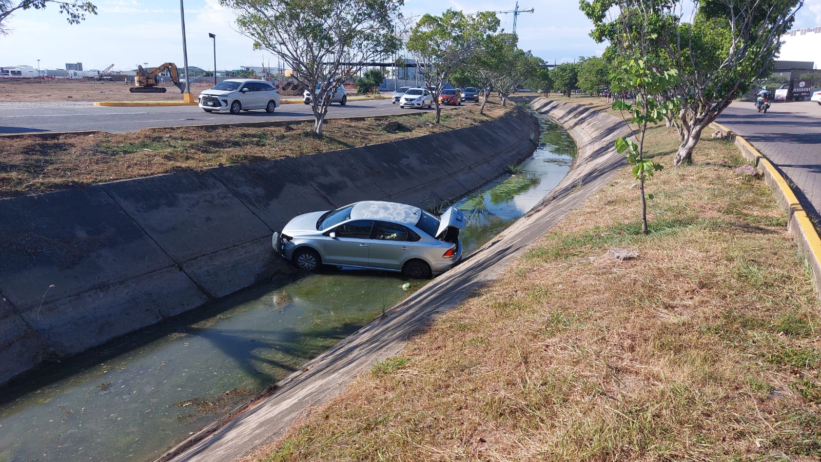 Vehiculo cae al fondo de canal en Mazatlán