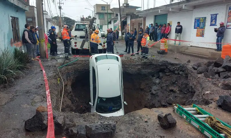 Vehículo particular cae en enorme socavón en la alcaldía Xochimilco
