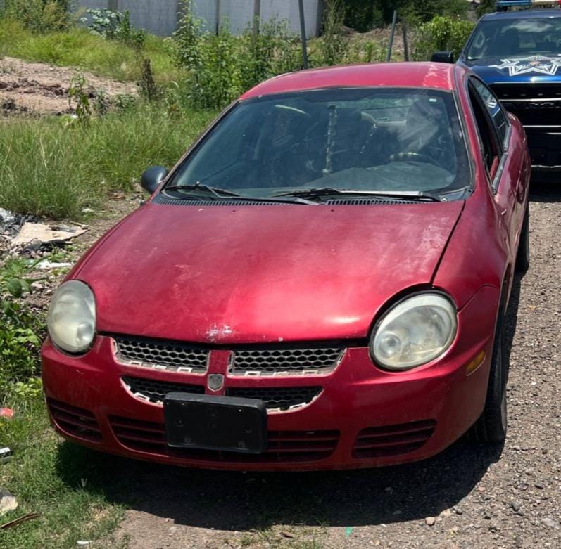 Vehículo sin placas en aparente estado de abandono