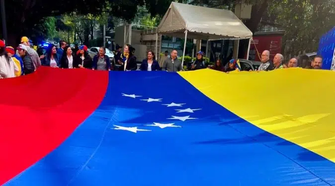 Cientos de venezolanos llegan a la embajada en CDMX para ejercer su derecho al voto