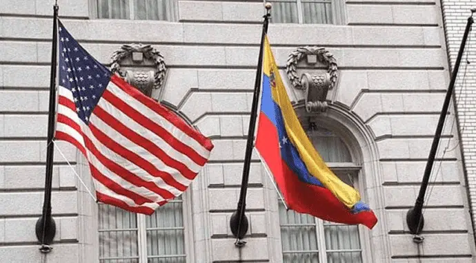 Banderas de Venezuela y Estados Unidos en sede diplomática