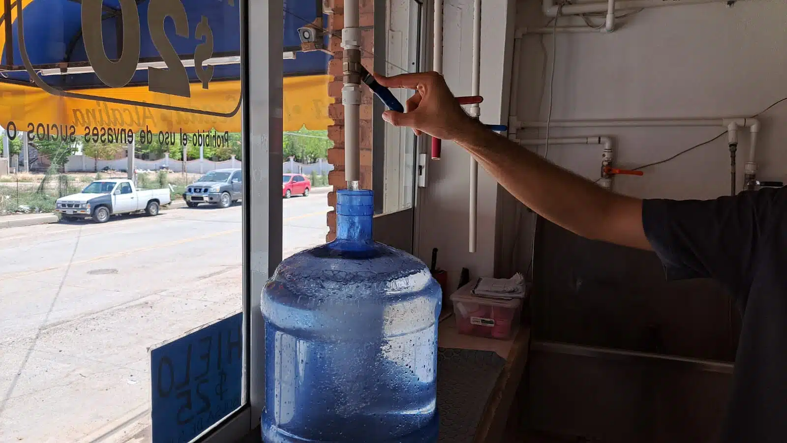 Venta de agua purificada en un negocio de Guamúchil en Salvador Alvarado