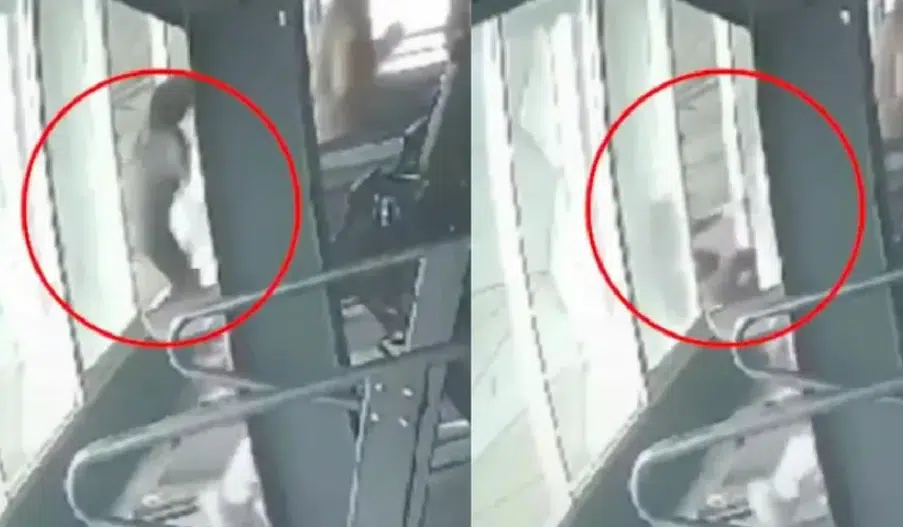 ¡Tragedia en gimnasio! Mujer resbala de una caminadora y termina cayendo desde tercer piso