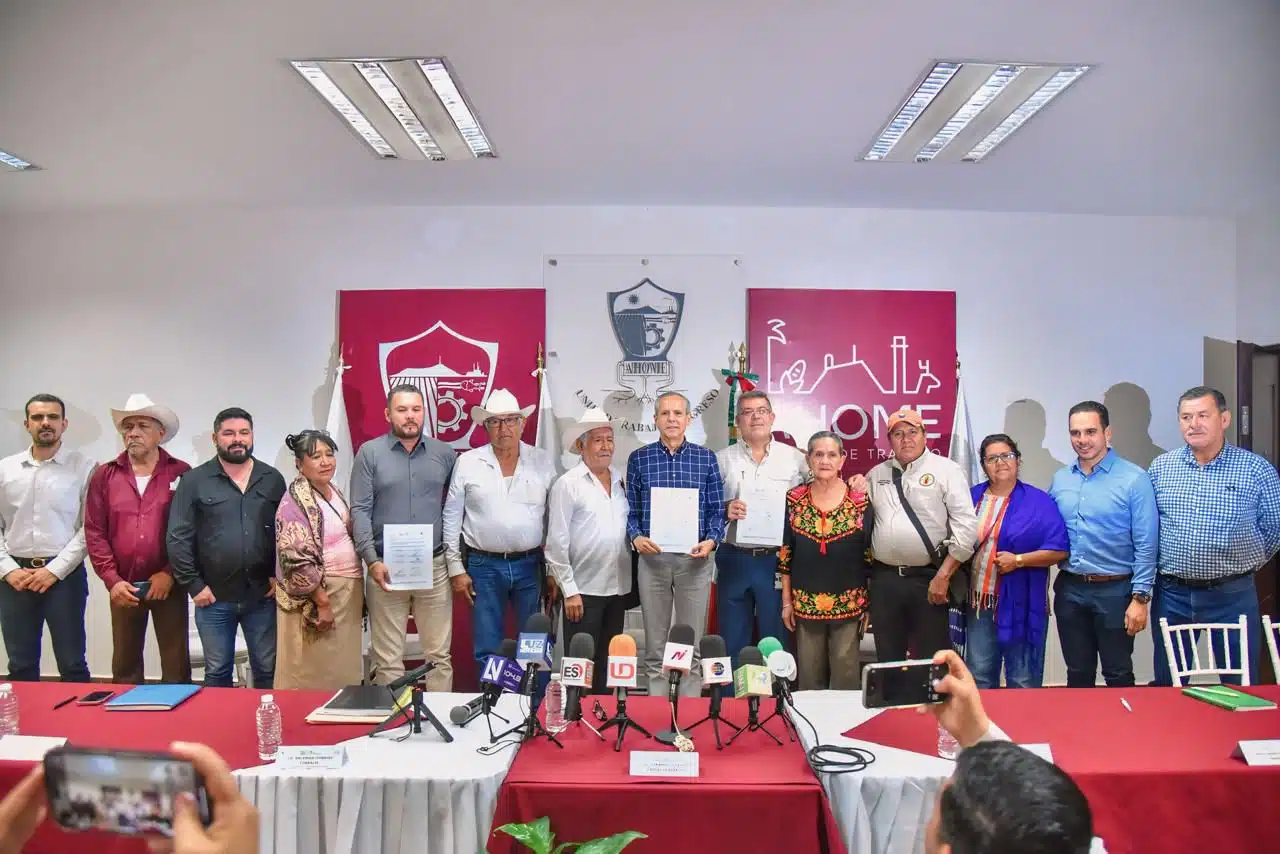 Firma de convenio de GPO-PROMAN y Ayuntamiento de Ahome para recibir la cantidad de 1.5 millones de pesos en medicamentos para dispensarios en comunidades indígenas.