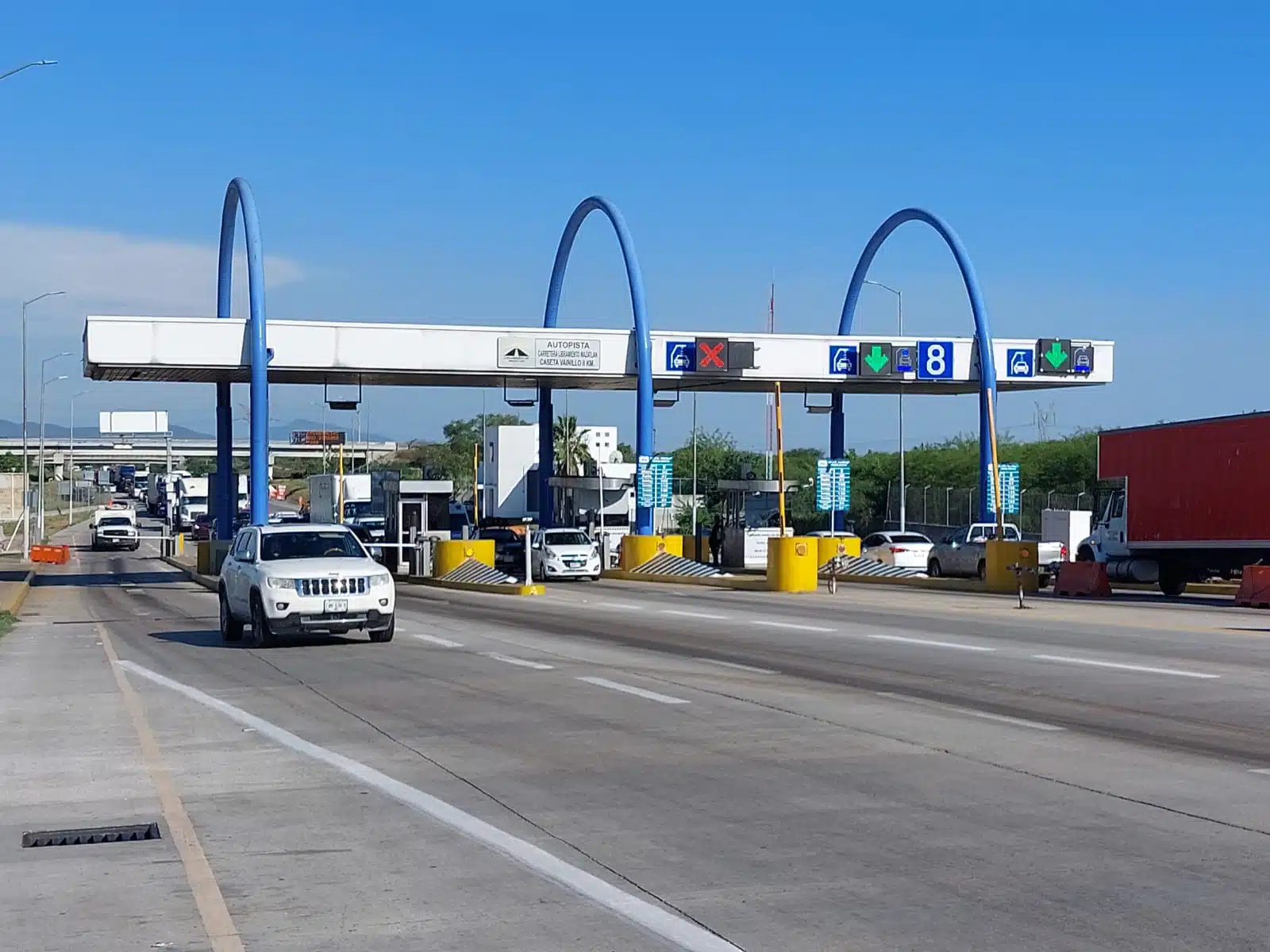 Debido a este problema los vehículos que provienen de Durango, Chihuahua, Coahuila y otros estados, están ingresando al puerto a “vuelta de rueda” por la caseta de El Vainillo