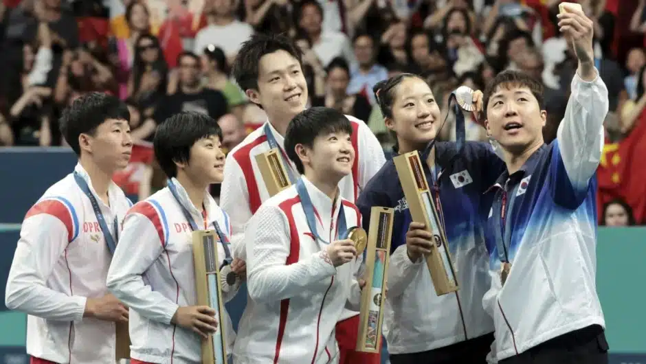 atletas chicnos, norcoreanos y surcoreanos posan en selfie
