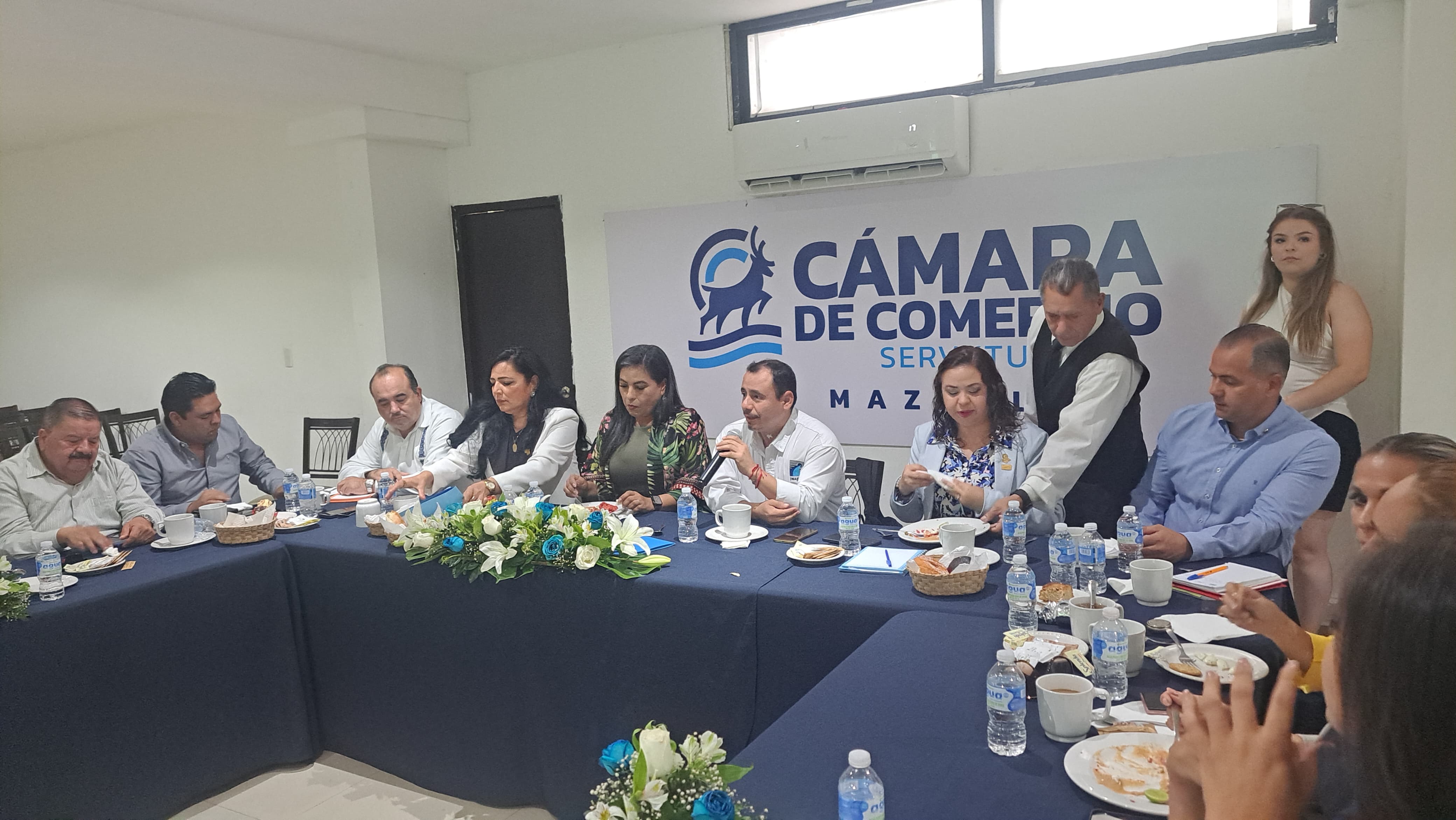 Jorge González Naranjo, gerente general de la paramunicipal, participa en la reunión del consejo del organismo camaral