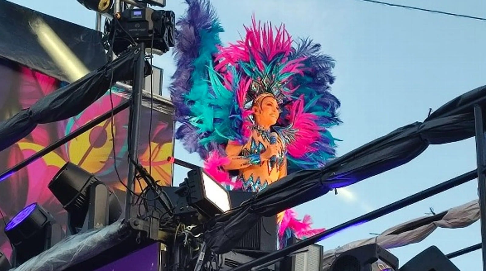 Yuri se cae de carro alegórico en Carnaval de Veracruz