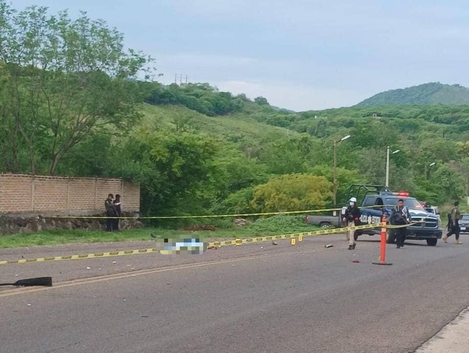 Elementos de la PEP en zona delimitada con cinta amarilla donde se encuentra cuerpo de hombre que fue atropellado