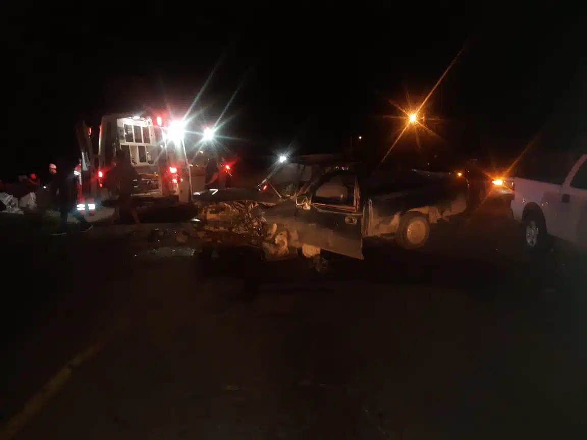 Camioneta tipo pick-up tras accidente en Guasave