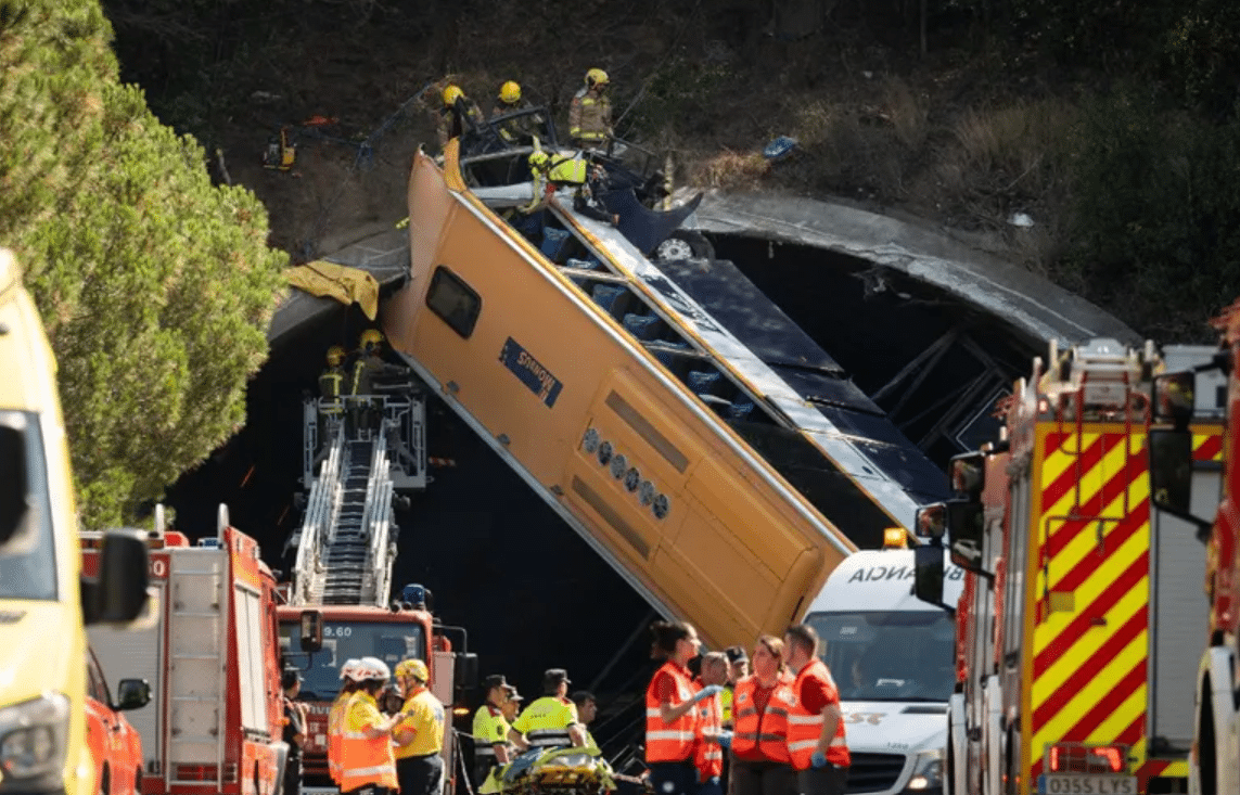 Autobús queda en vertical tras accidente en Barcelona