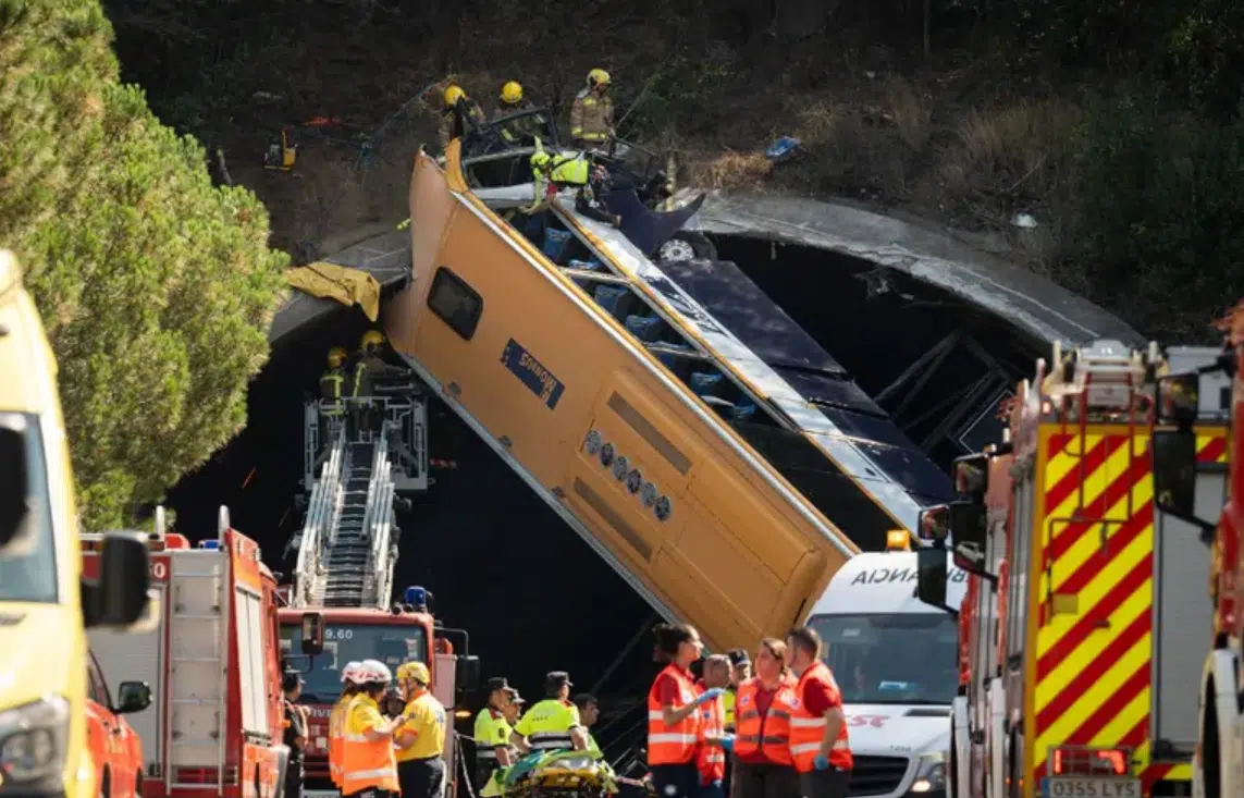 Autobús queda en vertical tras accidente en Barcelona