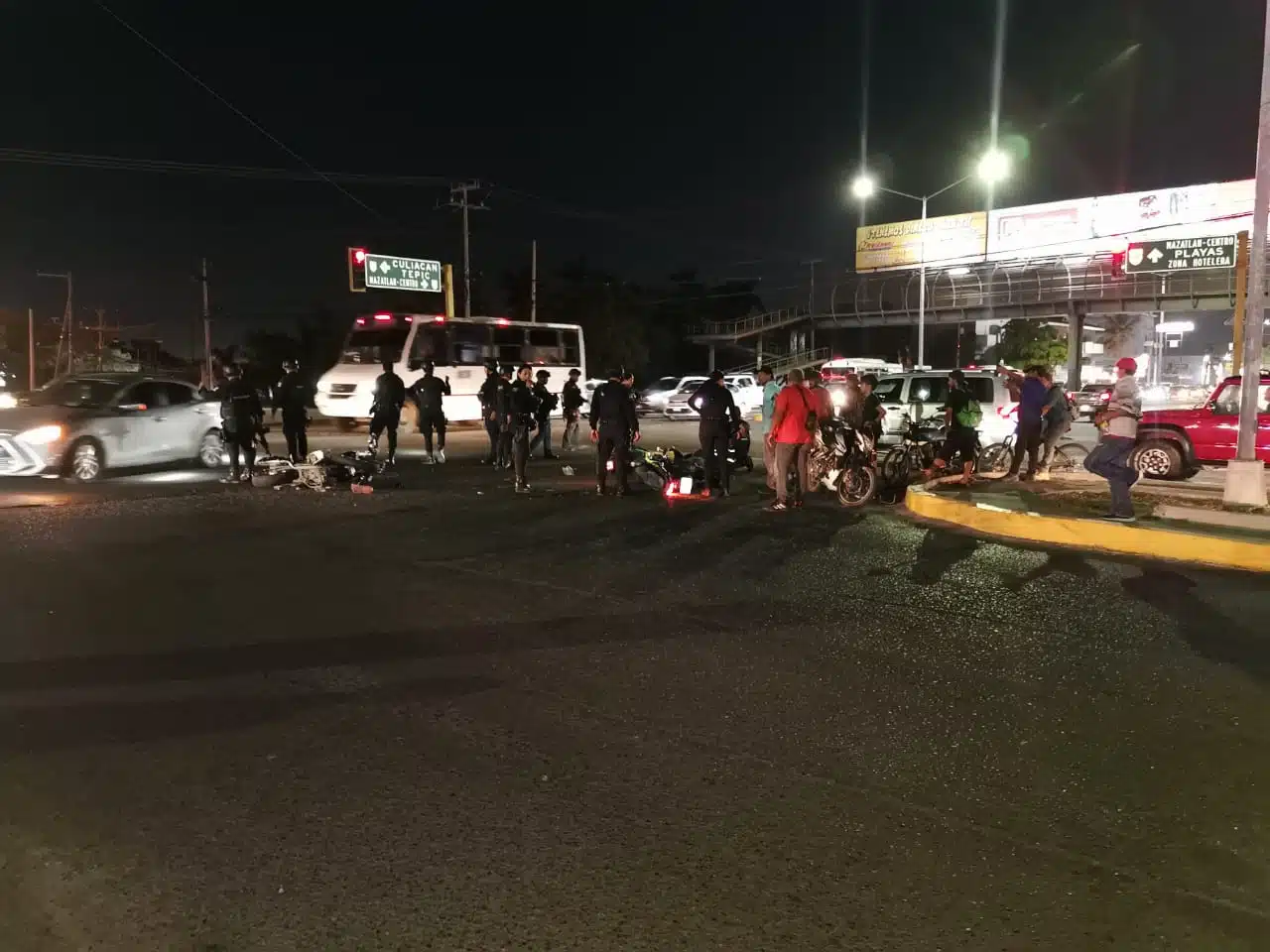 Dos motociclistas que viajaban en una unidad por el carril de norte a sur de la carretera Internacional, se brincó la luz roja del semáforo para chocar contra otro motociclista.