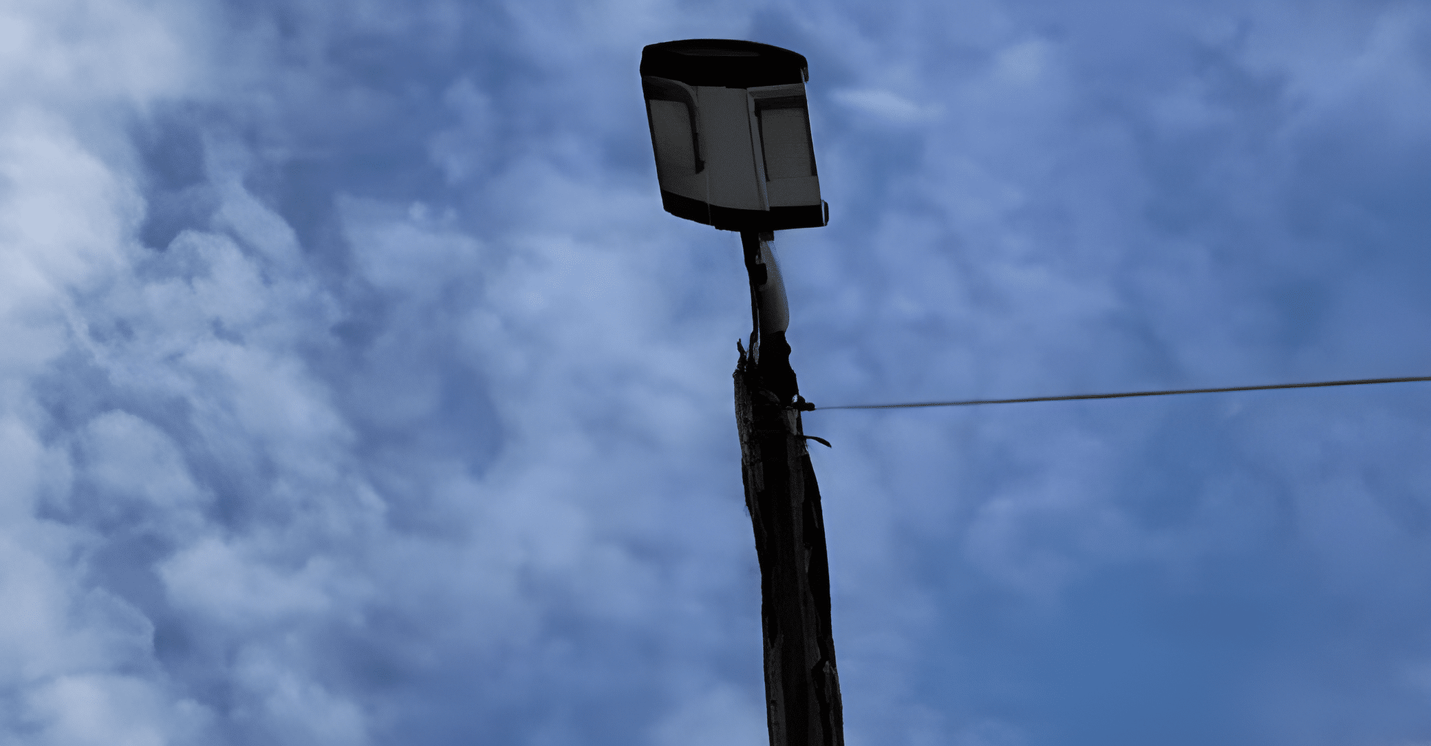Postes de concreto con luminaria en Los Mochis