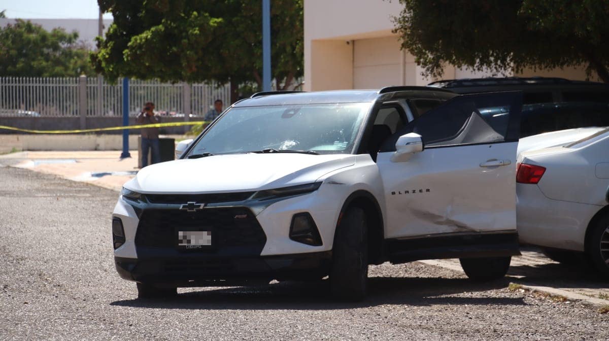 Camioneta de funcionario de la UAS