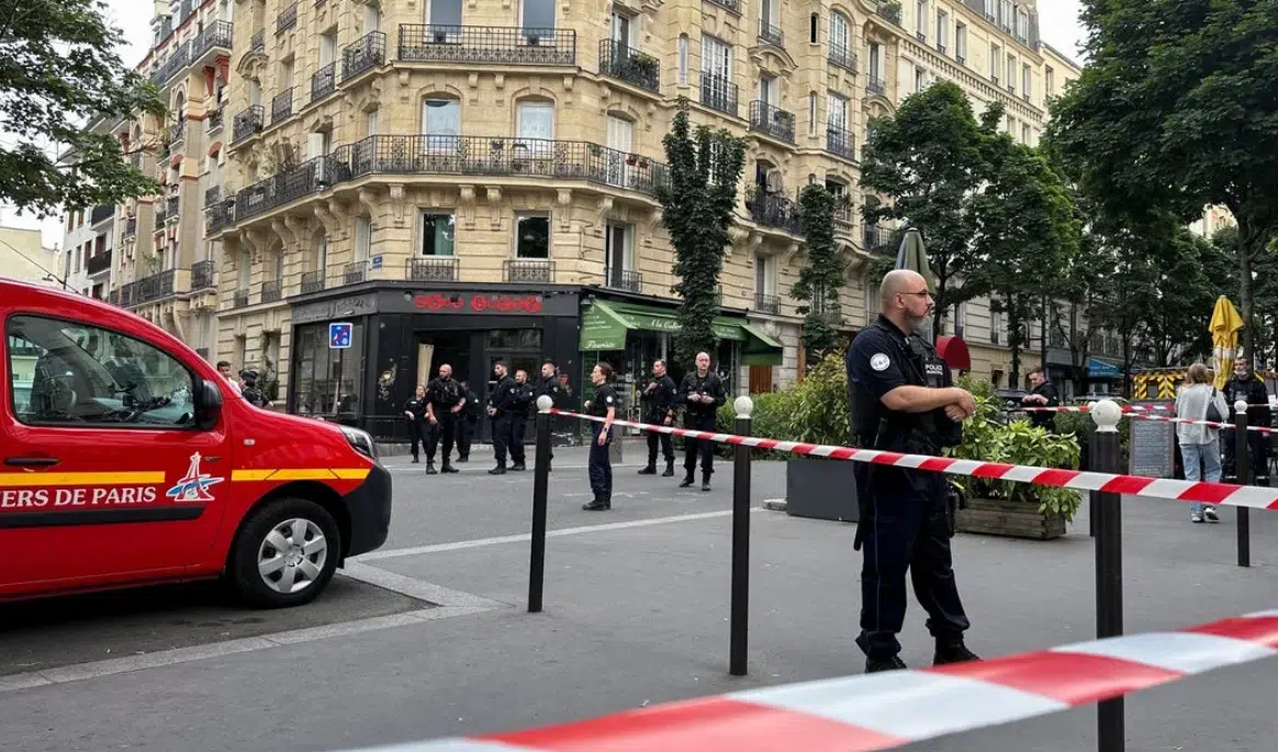 Policía de París aseguran el sitio del accidente de tráfico