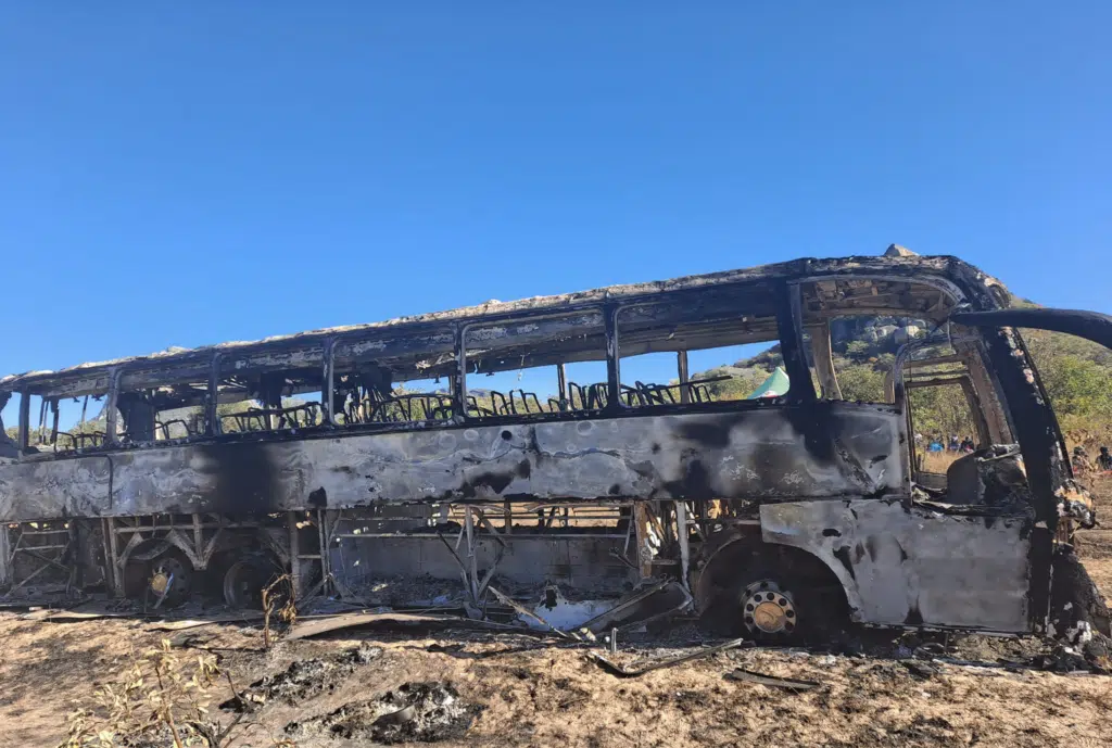 Autobús accidente y quemado en Sudáfrica