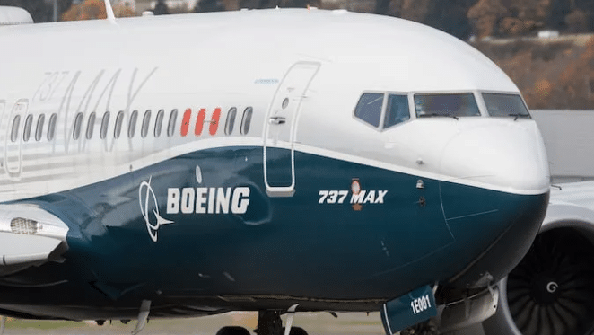 Un avión Boeing estacionado en un aeropuerto