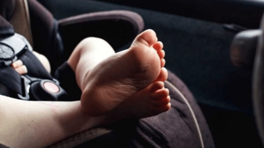 Un bebé en el interior de un coche