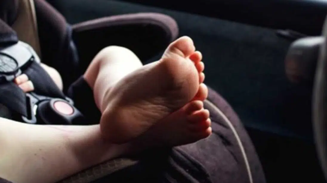 Un bebé en el interior de un coche