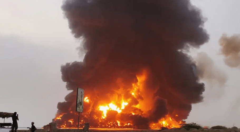 Incendio tras ataques aéreos en Yemen