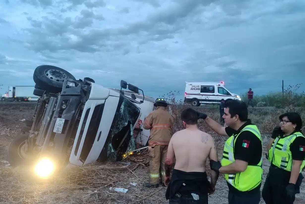 camión y auto colisionan por la carretera México 15