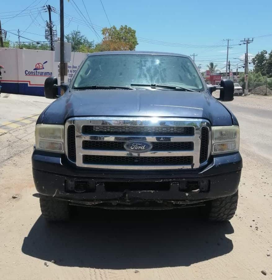 camioneta con una de las puertas abiertas