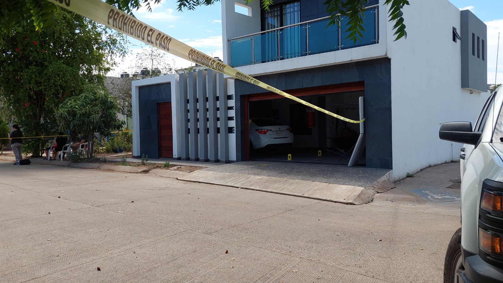 Domicilio asegurado con cinta amarilla