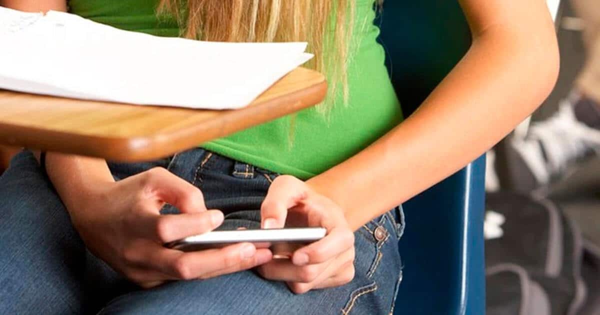 Un estudiante utiliza su celular durante clases