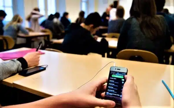 Uso de celular en aula de clases