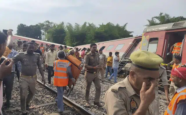 La escena después del descarrilamiento del tren en la India