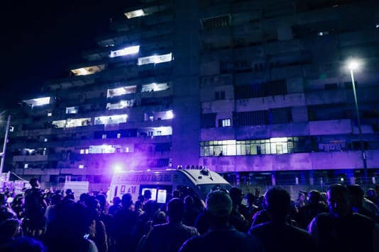 Una gran multitud de personas observan el desastre del derrumbe