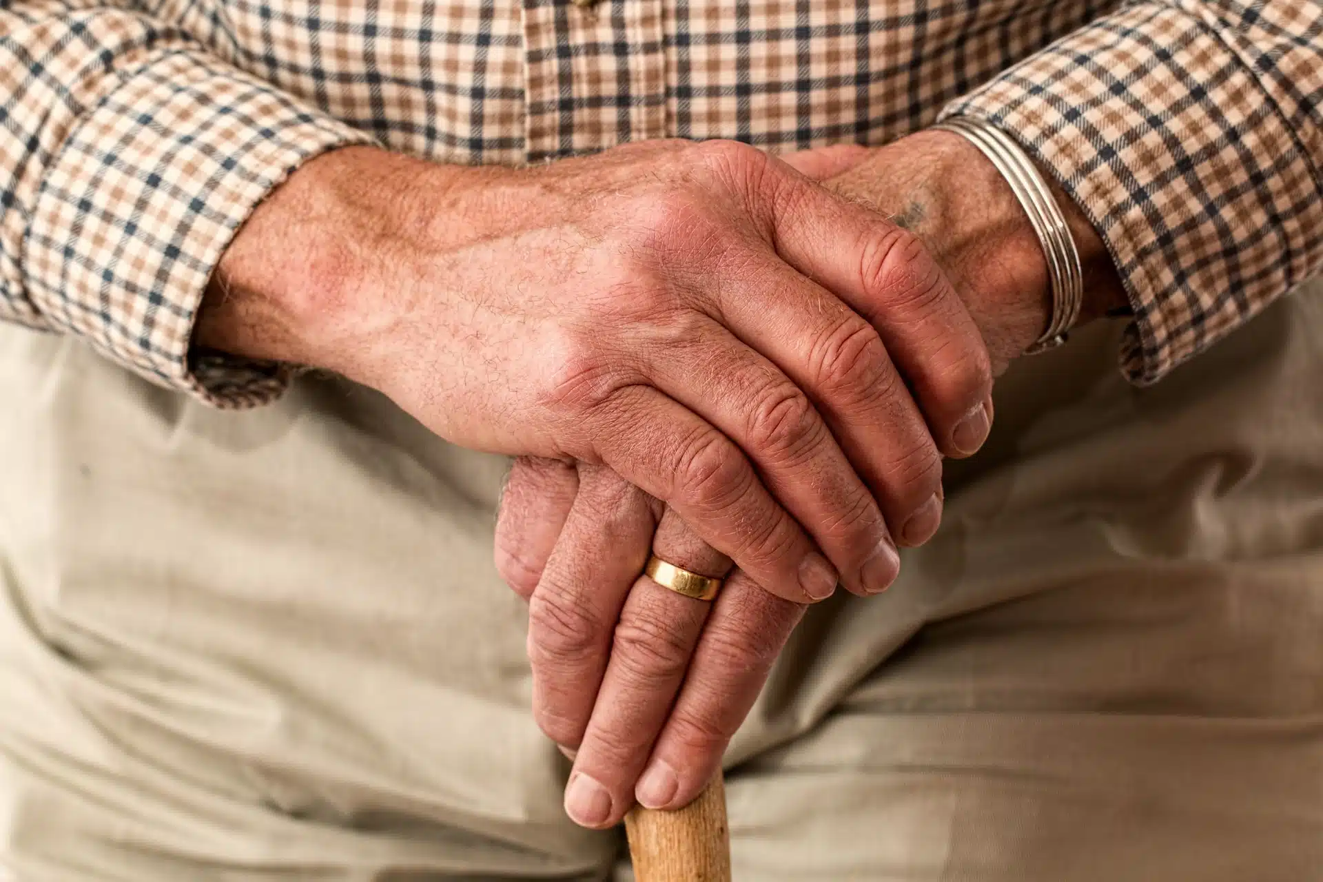 Foto a detalle de las manos de un adulto mayor