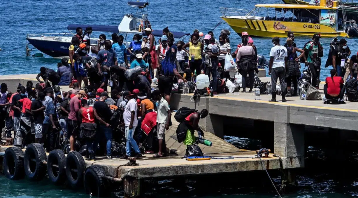 Haitianos se suben a un barco para salir de su país