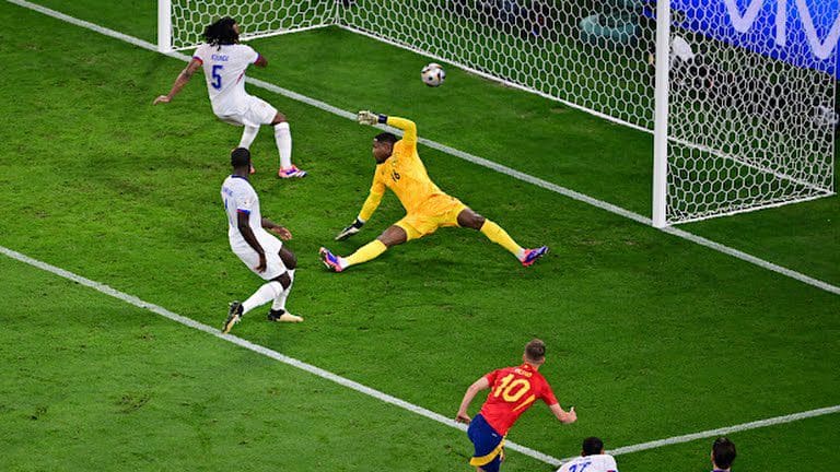 Dani Olmo mete gol