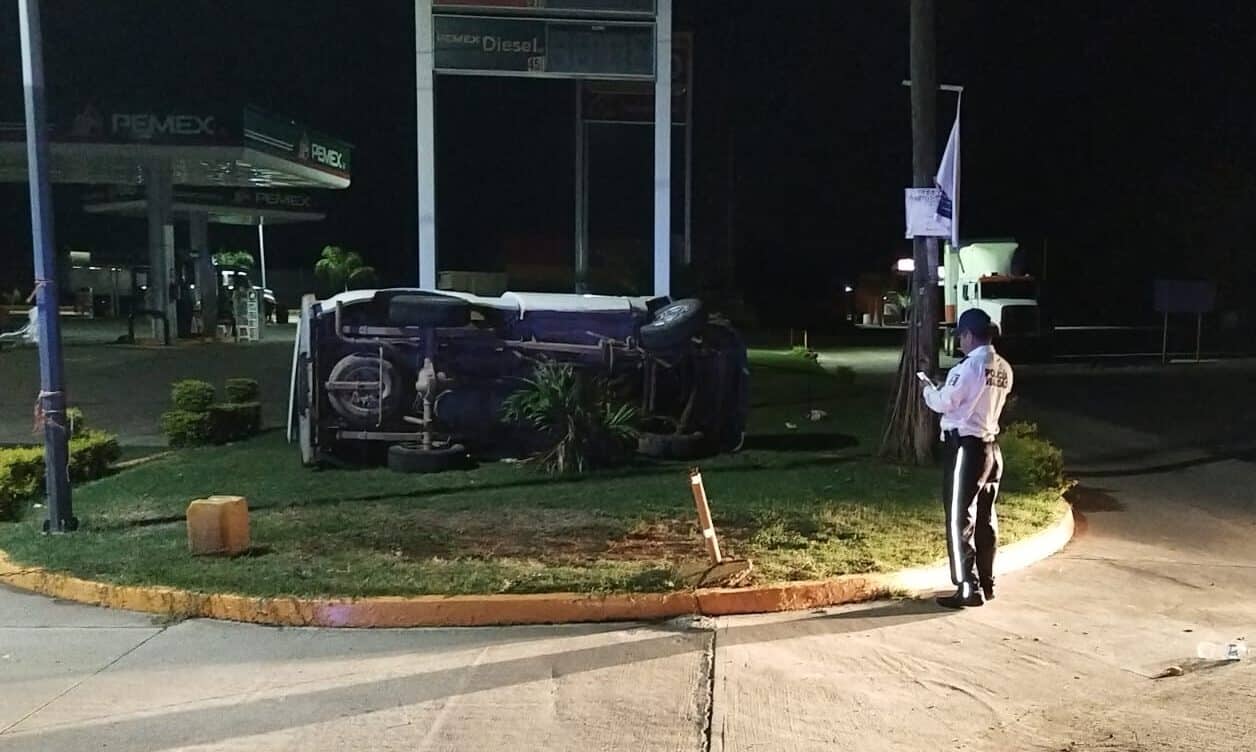 fuerte volcadura por la carretera a Las Glorias en Guasave