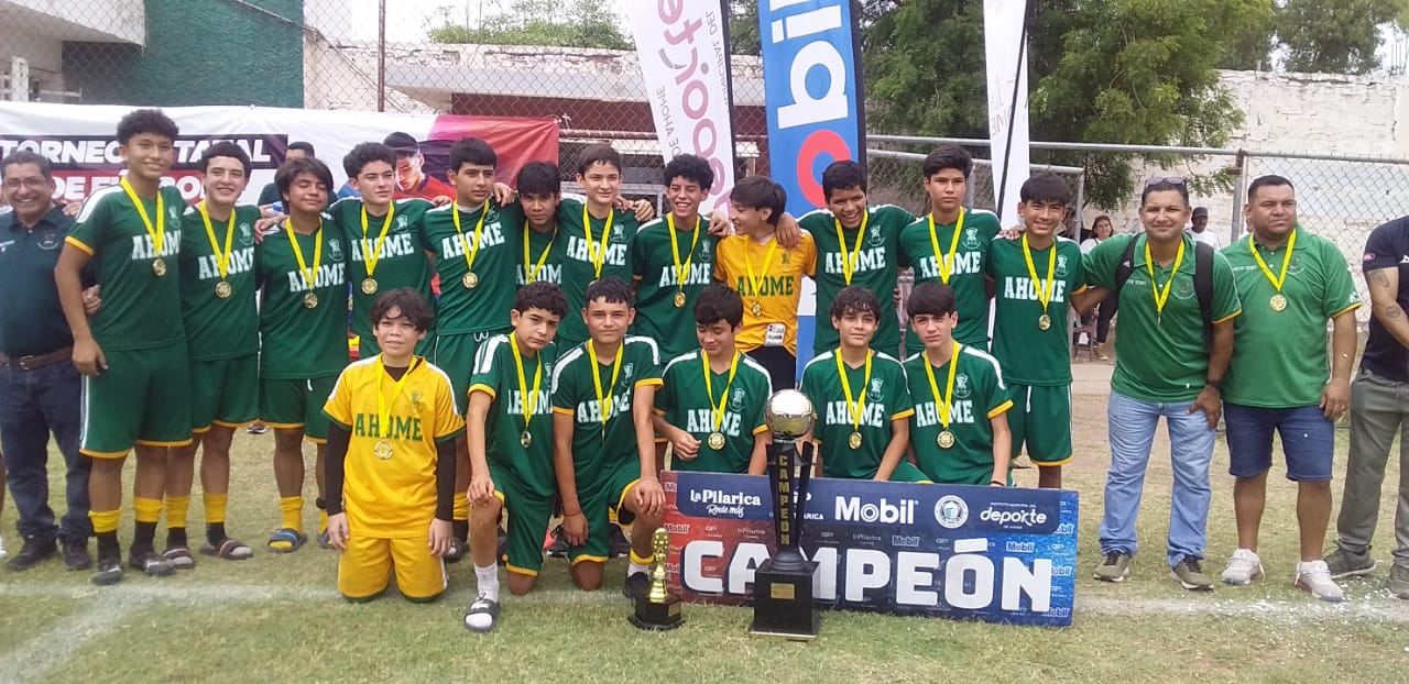 Entregan copa a futbolistas de Ahome