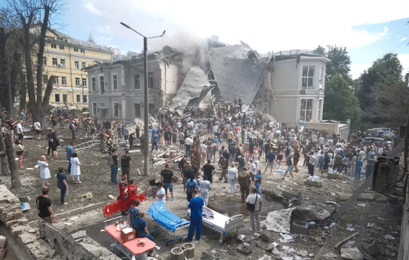 Ataque ruso a hospital infantil en Kiev deja 2 muertos y 7 heridos