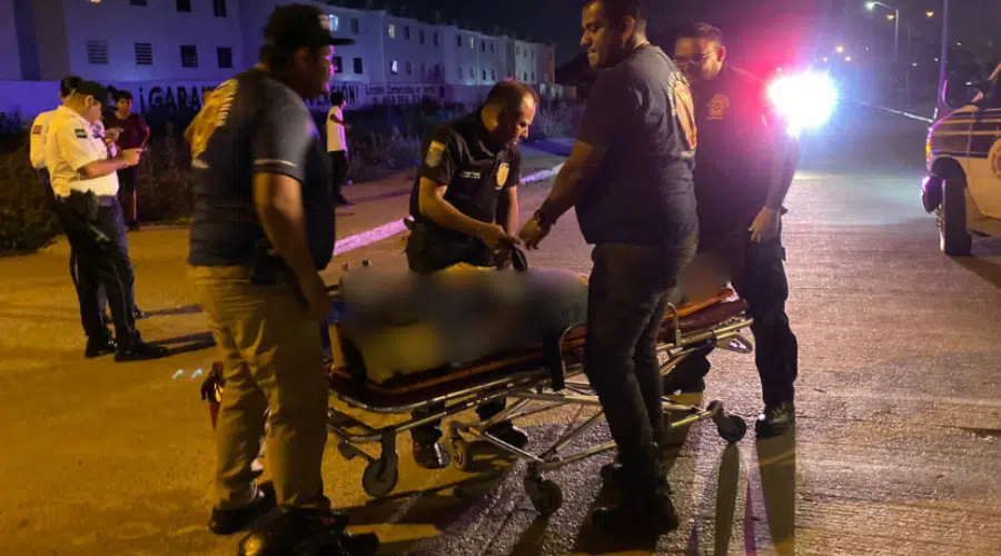 Una joven motociclista resultó lesionada al caer desde la moto al pavimento, quien fue atendida por paramédicos de Bomberos Voluntarios.