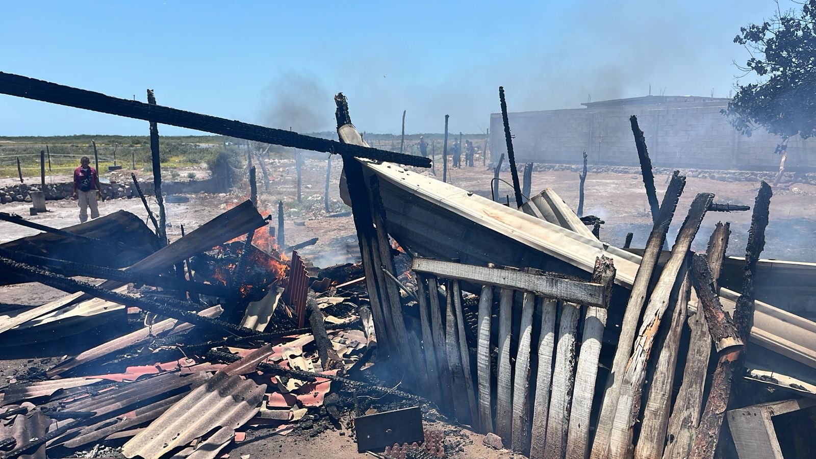 Incendio arrasa con tres casas