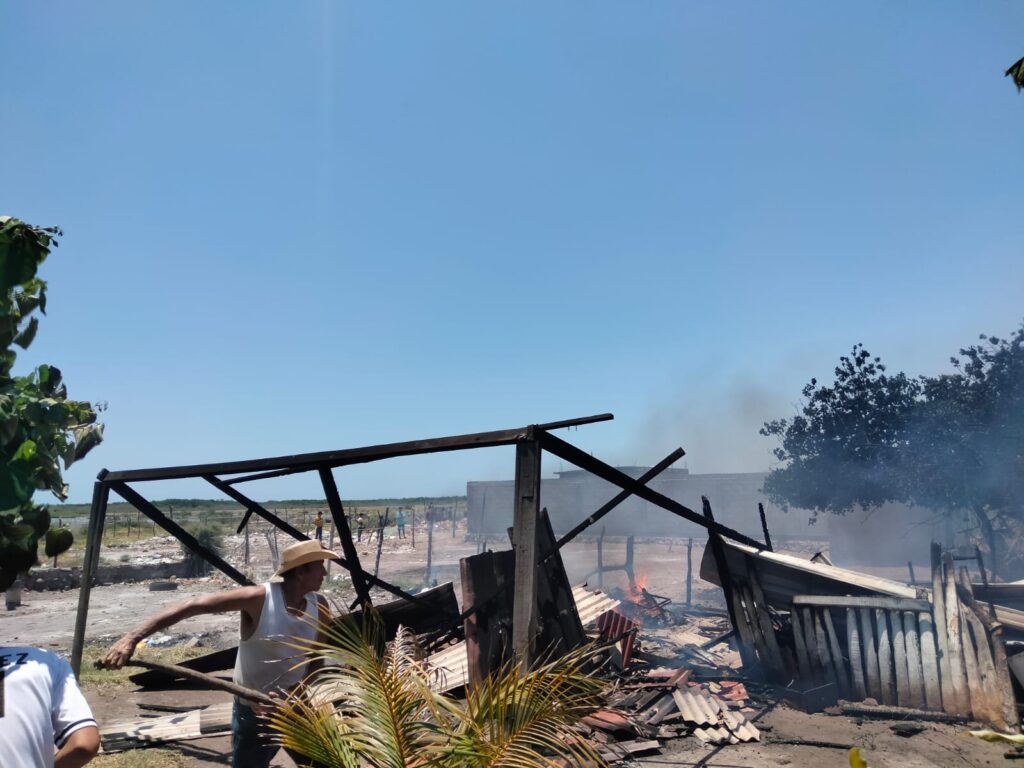 Incendio arrasa con tres casas