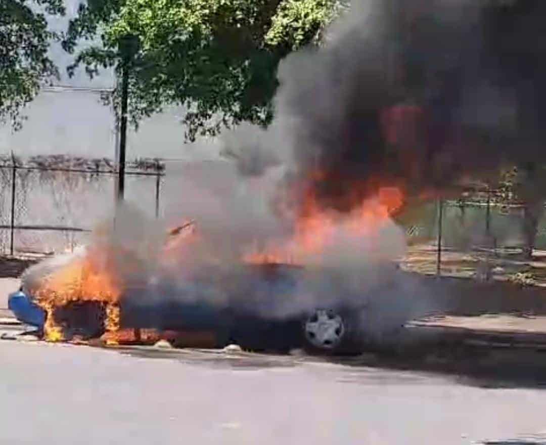 Automóvil incendiado en Culiacán