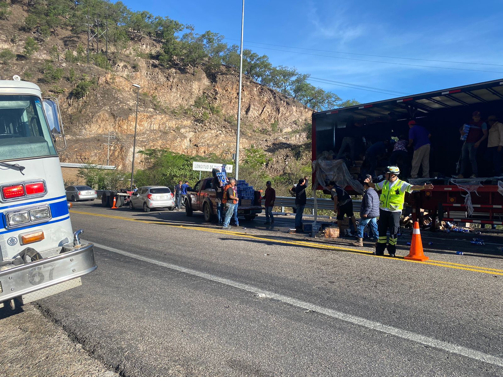 Incendio de camión causa rapiña