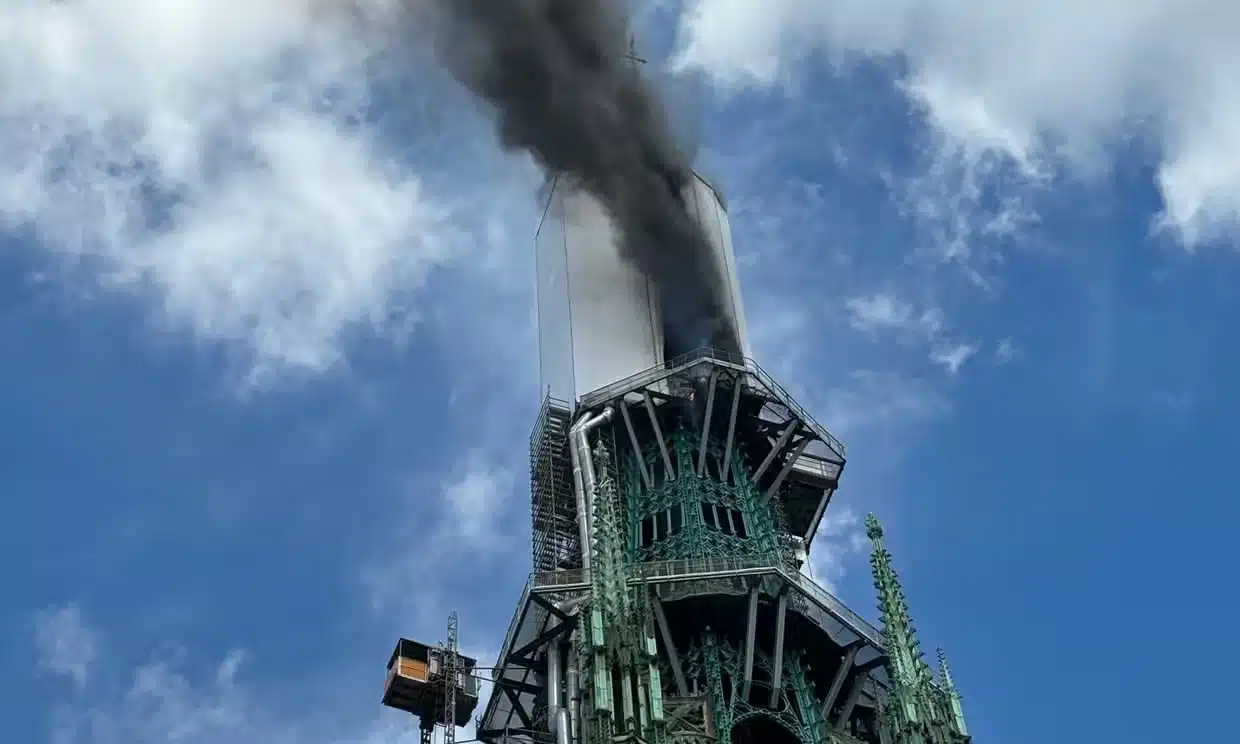 Incendio en la torre de la catedral de Rouen