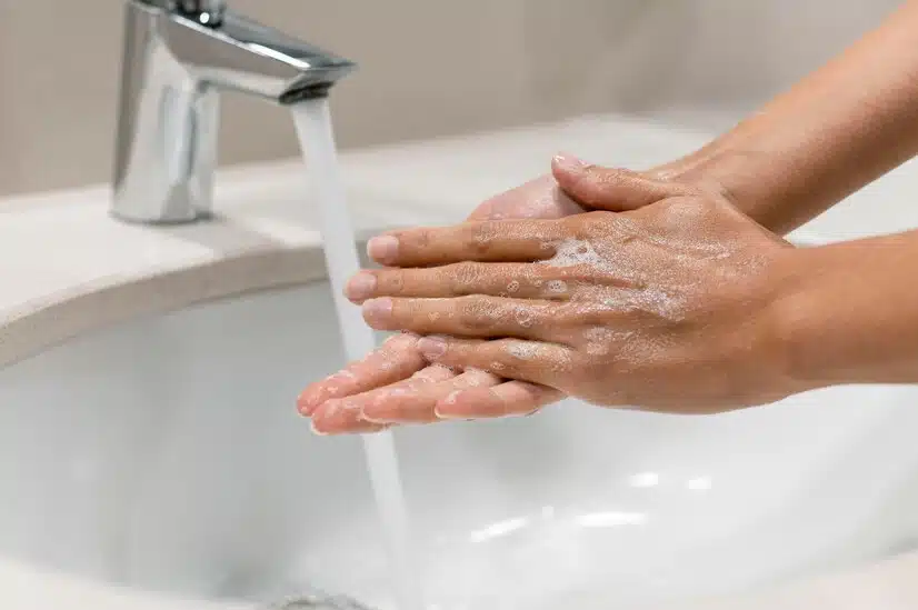 Persona se lava las manos
