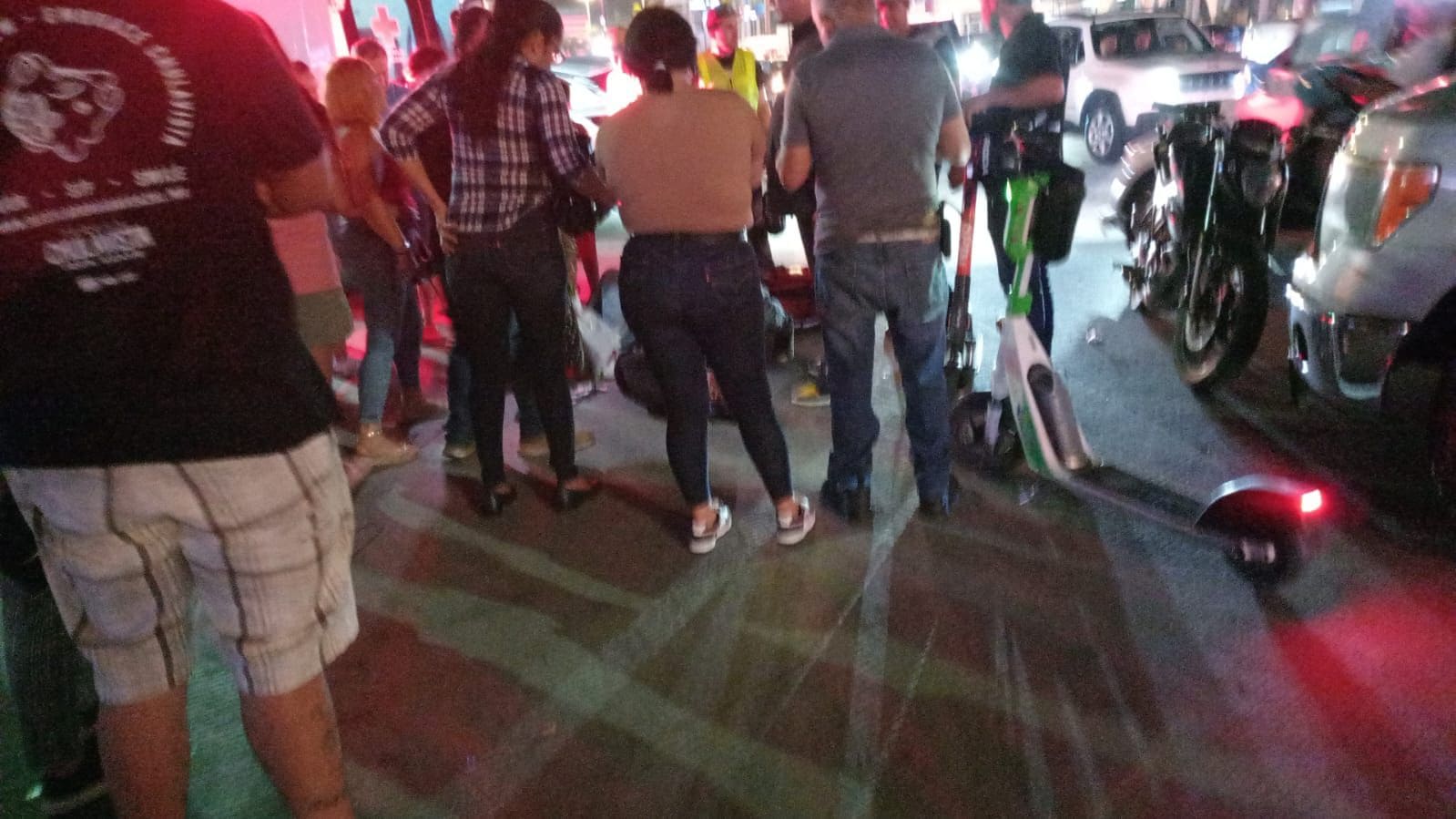 Ciudadanos en zona de accidente