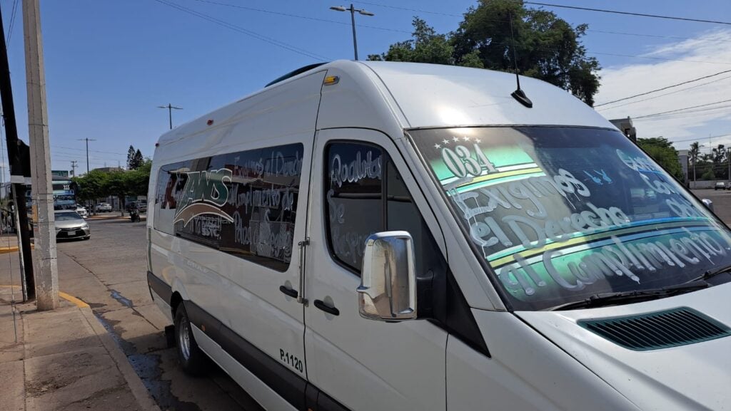 camión tras manifestación de familiares de víctima en accidente de Guasave