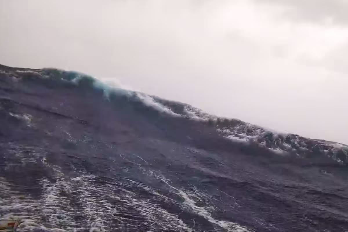 olas-gigantes-huracan-beryl-en-Caribe