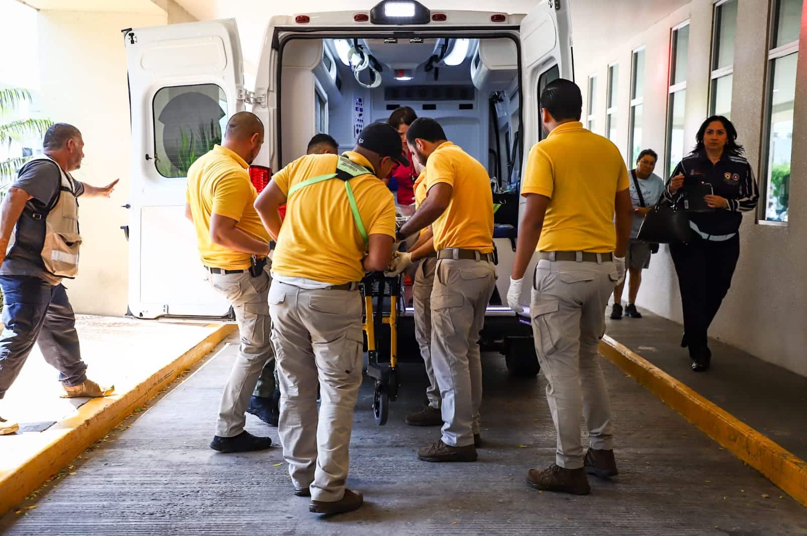 Paramédicos trasladan a niño